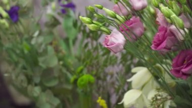 Çiçekçi buket Menekşe Lale closeup ile yapıyor