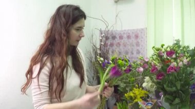 Çiçekçi buket ona teslim ediyor