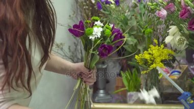 Çiçekçi çiçek buketi için ekleme