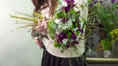 Çiçekçi ellerindetutan güzel buket tutuyor