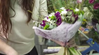 Çiçekçi ile Lale buketi masada kaydırma