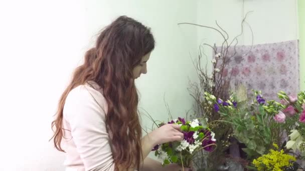 Květinářství se připravuje krásnou kytici k prodeji v květinářství — Stock video