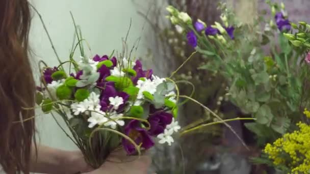 Флорист готовит красивый букет для продажи в магазине — стоковое видео