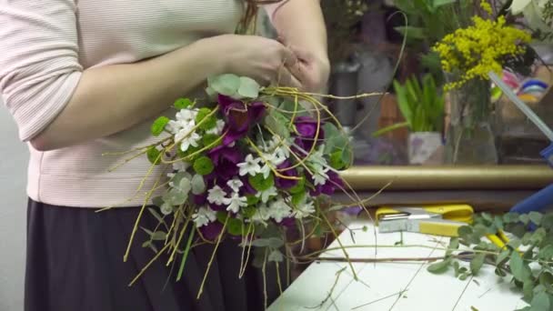 花店正与郁金香的美丽花束准备出售特写 — 图库视频影像