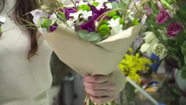 Florista preparar o buquê para venda — Vídeo de Stock