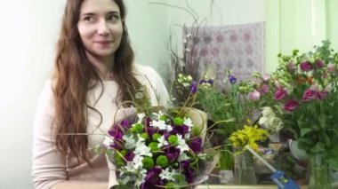 Güzel buketi çiçekçi elinde