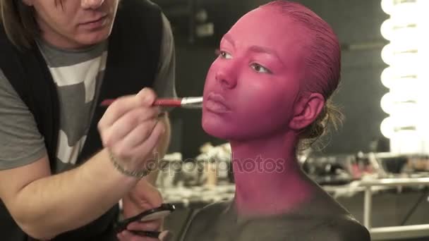 Kobieta z złoty makijaż, twarz art — Wideo stockowe