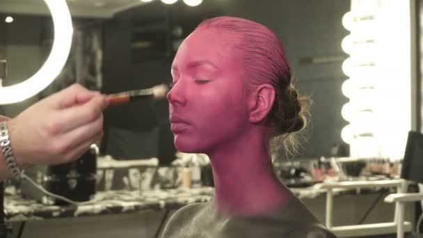 Женщина с золотым макияжем — стоковое видео