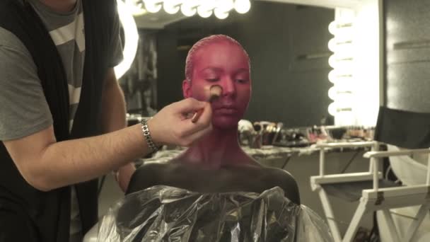 Žena s zlatými make-up, obličej umění — Stock video
