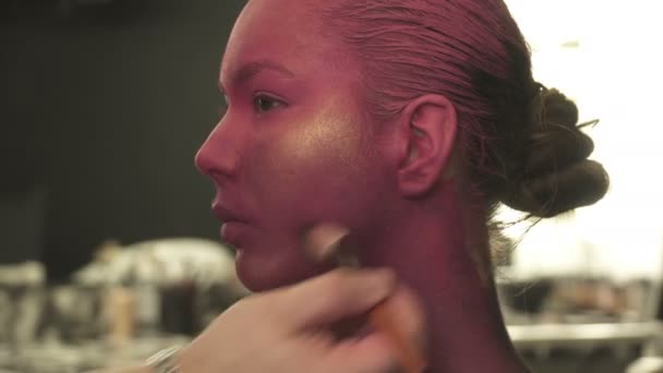 Frau mit goldenem Make-up, Face-Art — Stockvideo