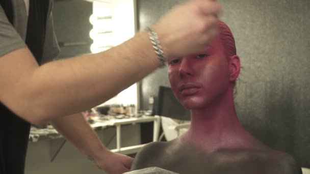 Γυναίκα με χρυσή μακιγιάζ, Face-art — Αρχείο Βίντεο