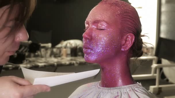 Frau mit goldenem Make-up, Face-Art — Stockvideo
