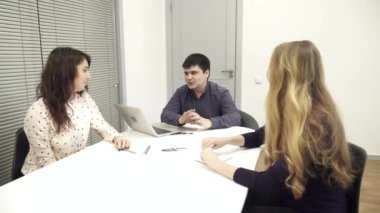 Toplantı odasında Ofis çalışanları yanıyor