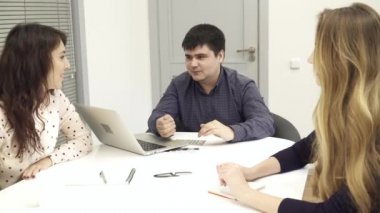 Lider bir toplantı düzenliyor