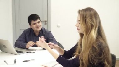 Lider ofiste bir toplantı düzenliyor
