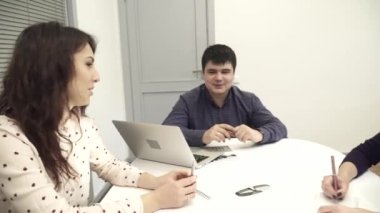 Takım bir toplantı ofiste geçiriyor
