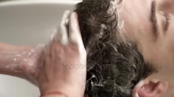 Fryzjer jest mycie włosów z zbliżenie szampon mans — Wideo stockowe
