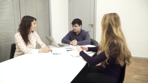 Grupo de trabalhadores está tendo uma reunião no escritório — Vídeo de Stock