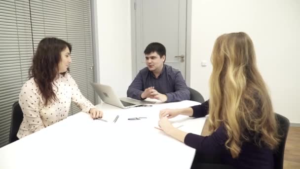 Trabalhadores de escritório estão na reunião na sala — Vídeo de Stock