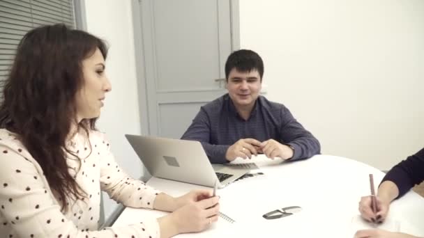 Team is het hebben van een vergadering in het kantoor — Stockvideo