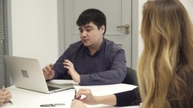 Seyir belgili tanımlık laptop ve ekibi ile konuşurken takım lideri