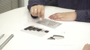 Diyagram üzerinde toplantı closeup tartışırken takım