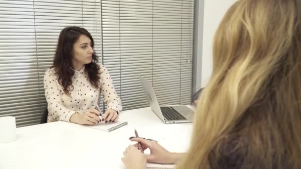 Nő beszél az üzleti találkozó — Stock videók