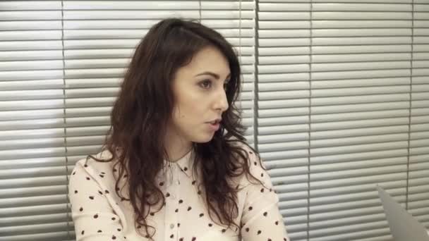 Kvinnan pratar om business möte på kontoret — Stockvideo
