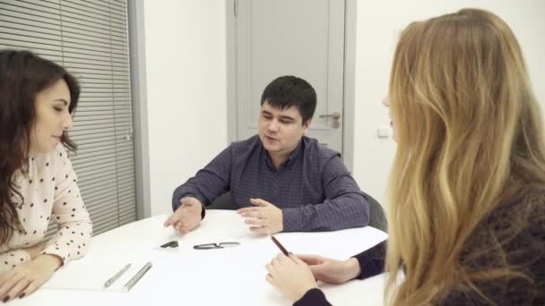 Reunião de trabalhadores de escritório na sala de conferências — Vídeo de Stock