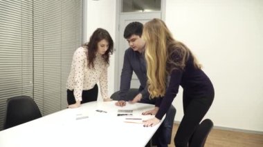 Office ekibi yeni fikirleri tartışmak masa etrafında toplanır