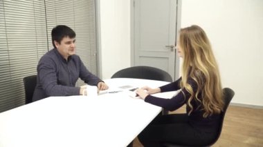 İki takım işçiler birbirlerine beşlik