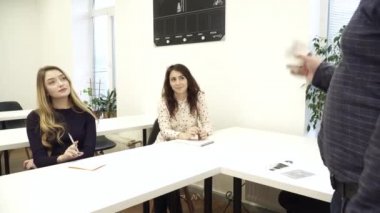 Adam yakınındaki flipboard Meslektaşlarımız önünde konuşma teslim
