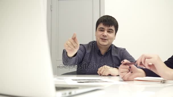 Office pracovníci vzhled a laptop a diskutovat o — Stock video