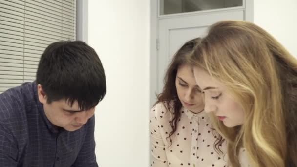 Office team is gathered around the table discussing the ideas closeup — Stock Video