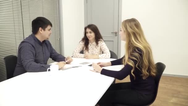 Två team arbetstagare ge fem till varandra i konferensrummet — Stockvideo