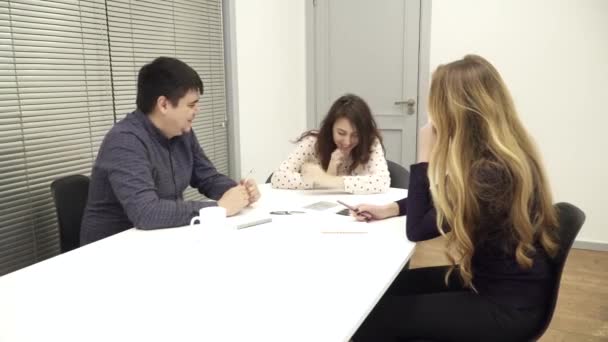 Team av arbetstagare skrattar under mötet — Stockvideo