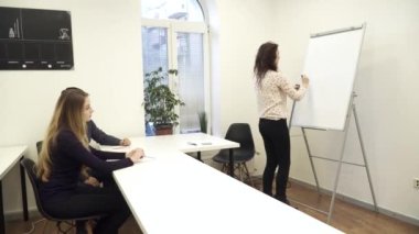 Genç kadın ofiste toplantı flipboard yazma