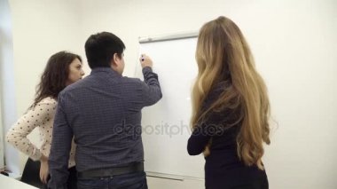 Beyaz tahta toplanan takım