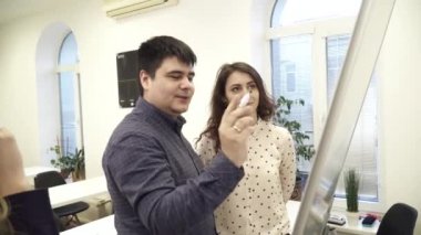 Beyaz tahta toplanan işçilerin takım