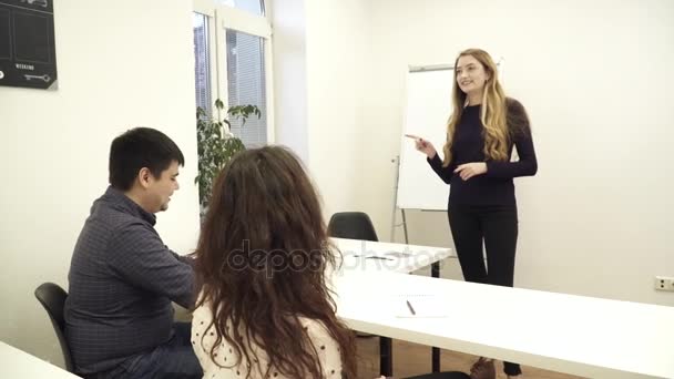 Giovane donna bionda che pronuncia il discorso in ufficio — Video Stock