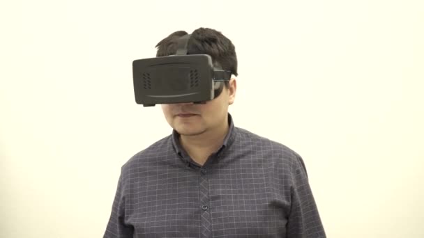 Hombre joven mirando en diferentes lados en las gafas virtuales — Vídeos de Stock