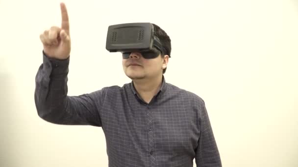 Jonge man op de knoppen te drukken in de virtuele bril — Stockvideo