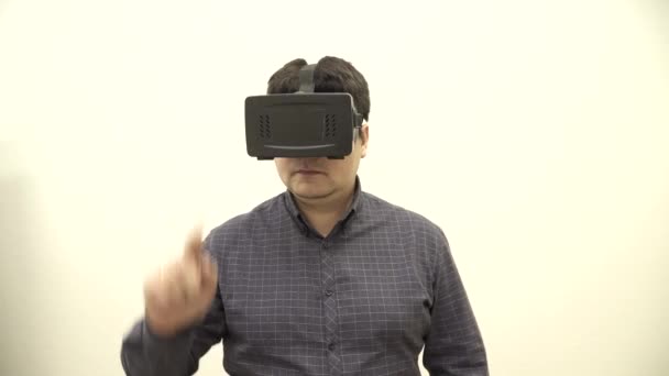 Jeune homme poussant différents boutons dans les lunettes virtuelles — Video