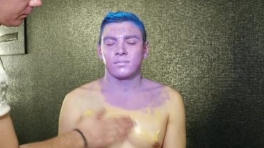 Vücut sanat sanatçı pint genç adamın vücut Mor boya ile