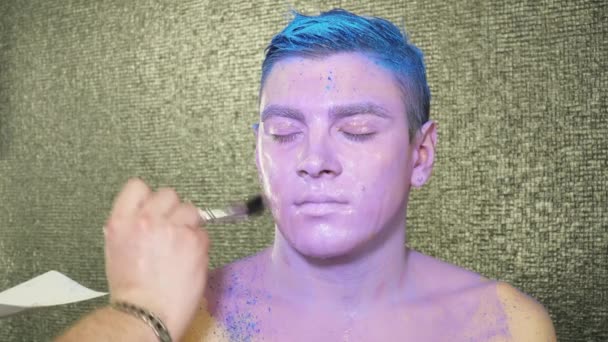 Artista de arte corporal pinta jovem o corpo do homem — Vídeo de Stock