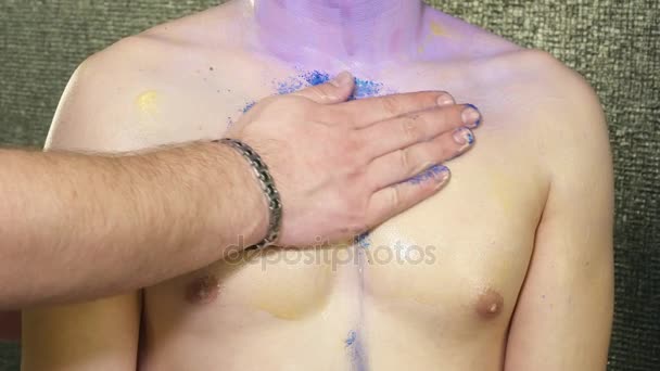 Body art artist pints ung den mans kropp närbild — Stockvideo