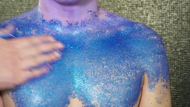 Body art artista che copre il corpo dei giovani uomini con scintille primo piano — Video Stock