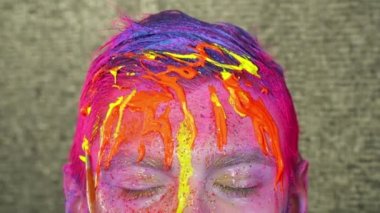 Vücut sanat maker için sarı boya dökme yüz closeup mans