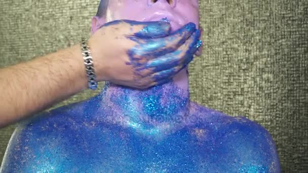 Maquiagem artista está cobrindo cara de homem com os brilhos — Vídeo de Stock