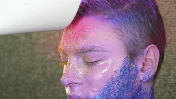 Maquillaje artista está cubriendo mans cabello con polvo rosa primer plano — Vídeos de Stock
